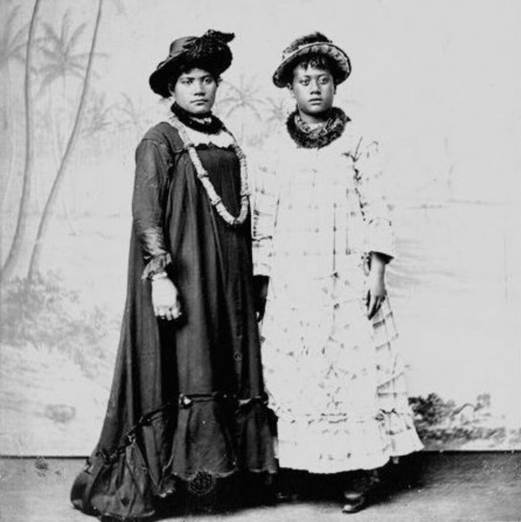 Holoku Muʻumuʻu - hawaiian clothes traditional Holoku Muʻumuʻu - hawaiian clothes traditional